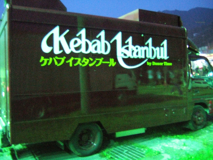 会場内でケバブを販売する店のトラック。 