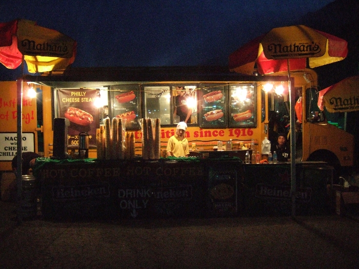 場外の飲食店。夜間営業。ネイサンズ。 