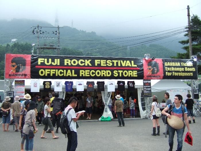 場外のCD売り場。 