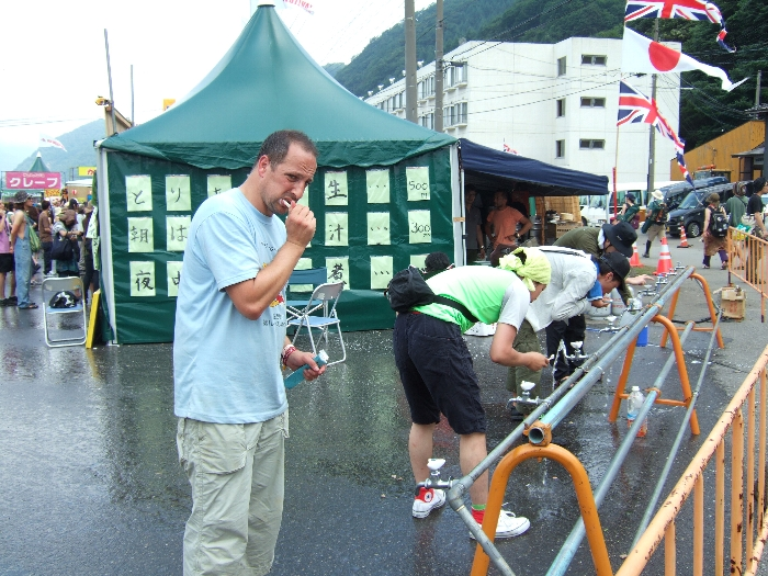 飲食店横に設置された水道。 