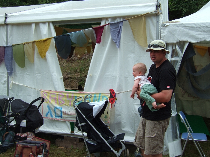 外国人の利用者。天気がよければシートも開放され、遊んでいる様子が見えます。 