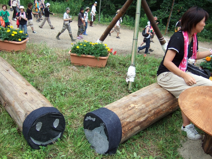 丸太のベンチにも細かい芸が施されていました。 