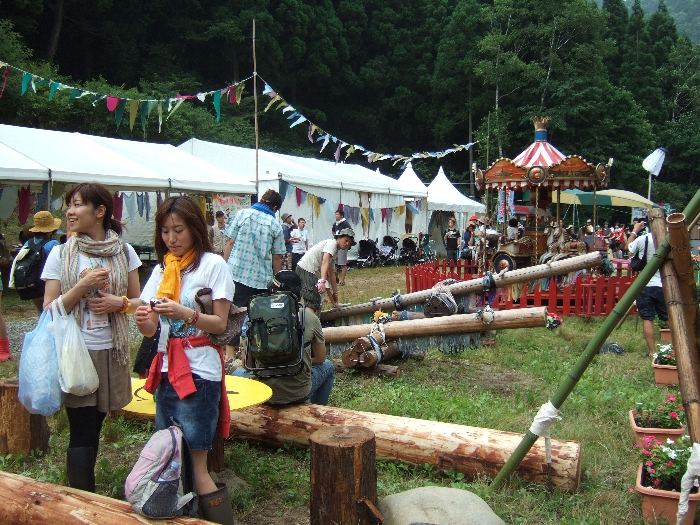 ベンチは丸太をそのまま置いただけ。 