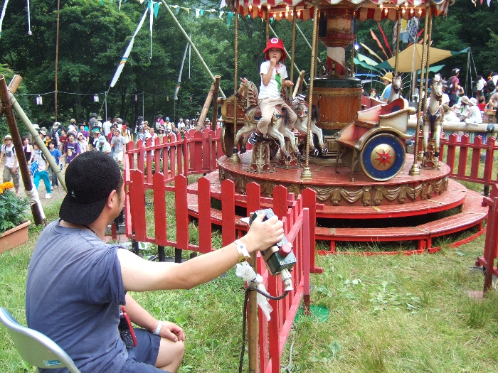 小さなメリーゴーランド。手前のスイッチで動かします。 