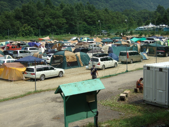 オートキャンプなので車の隣にテントが張れます。 