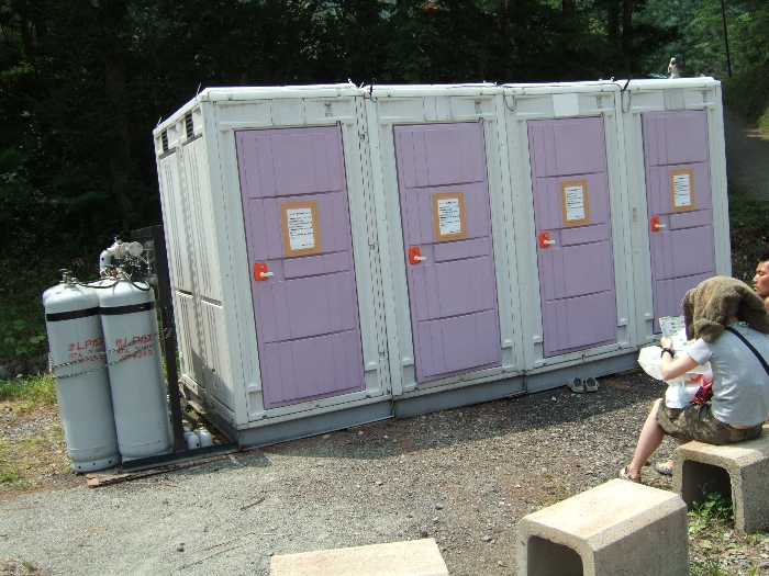 ムーン・キャラバンのすぐそばにあるシャワー室。 