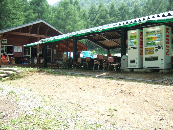 階段を上ると売店があります。 