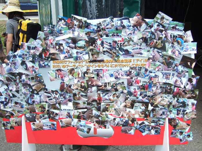 アーティストにサインをもらいに行っているとき、代わりに置かれている写真集。 