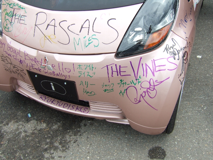 ラスカルズ、ホワイト・ライズ、ヴァインズ、琉球ディスコ等のサイン。 