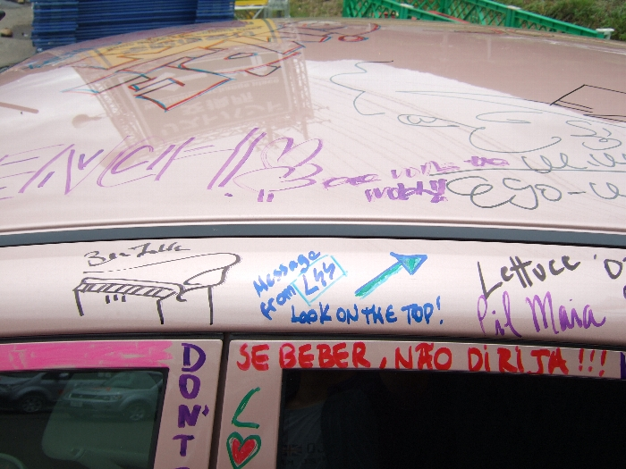 ベン・フォールズ等のサイン。 