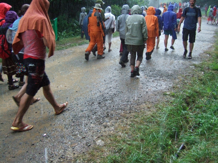 フジロックフェスティバルは必ず雨が降ると思った方がいいでしょう。 