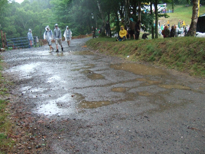 グリーンステージ付近。足元を気にしないで歩くには長靴が最適です。 