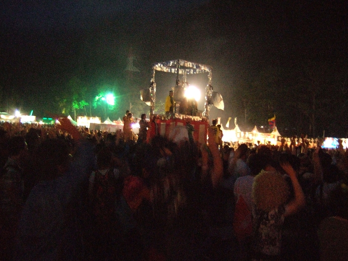 中央のやぐらを中心にして参加者が回りながら踊ります。