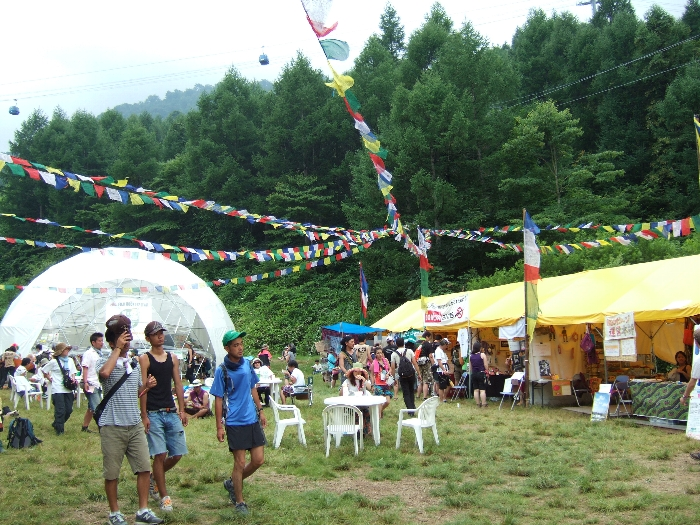 テントの屋根の色は黄色で統一されています。 