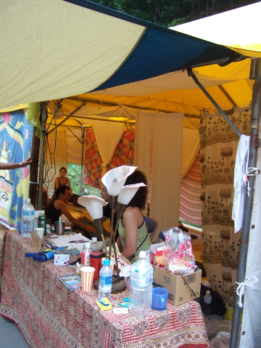 見えにくいが、奥でマッサージしています。 