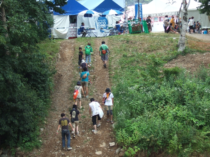 ポカリスエットの店の横から川に降りることができますが、本来は降りてはいけないようです。 