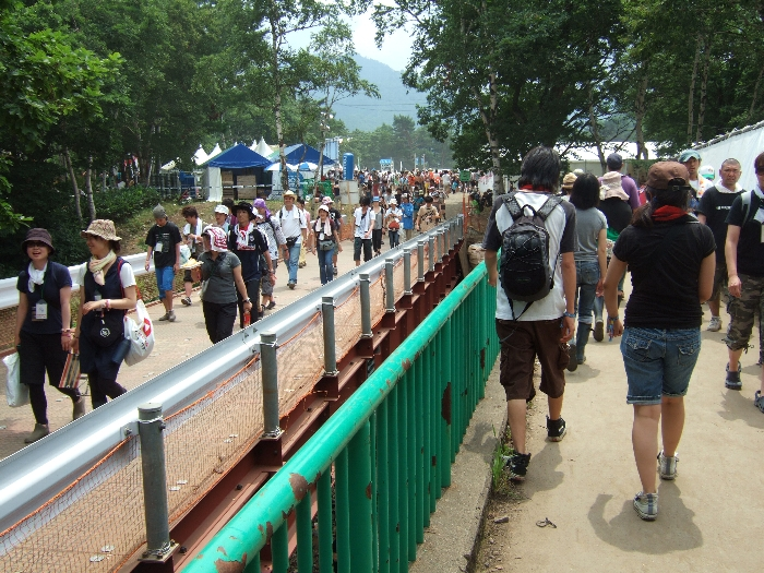 オアシスエリアとグリーンステージの間に架かる仮設橋。 