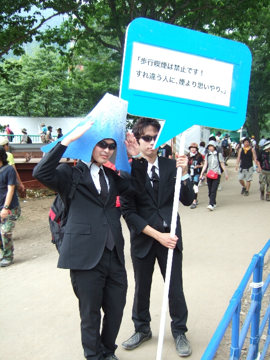 仮設橋付近にいる人。たばこ会社のアリバイのような存在です。 