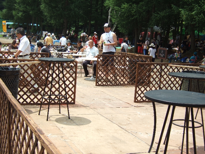 プリンスホテルが設けたテーブル席。 