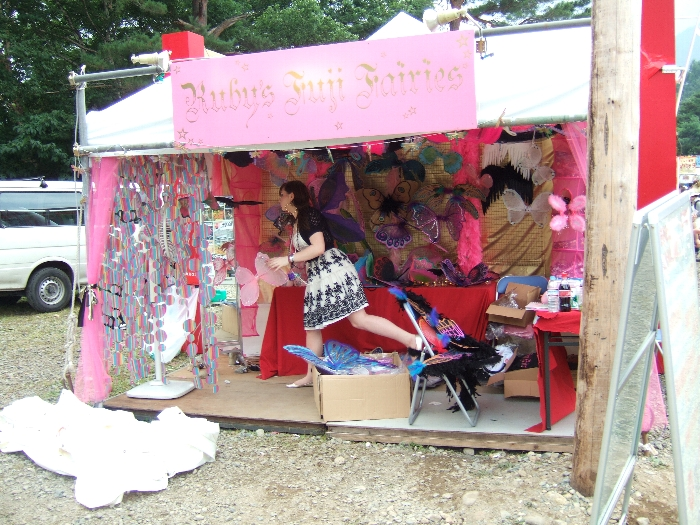 どうも飲食店ではなさそうな店。 