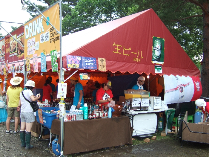 レッドマーキー前方の出入り口にある店。 