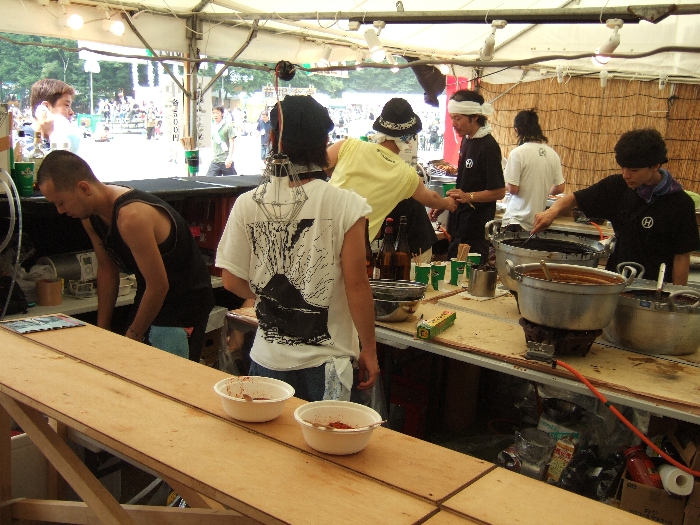 何の店か忘れましたが、店内に立ち食いの場所が確保されている店があります。