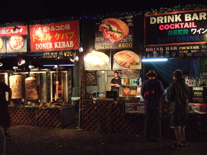 カクテルバーの隣にトルコ料理のドネルタイムがあります。 