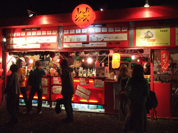 カクテルバーのレッドシューズ。 