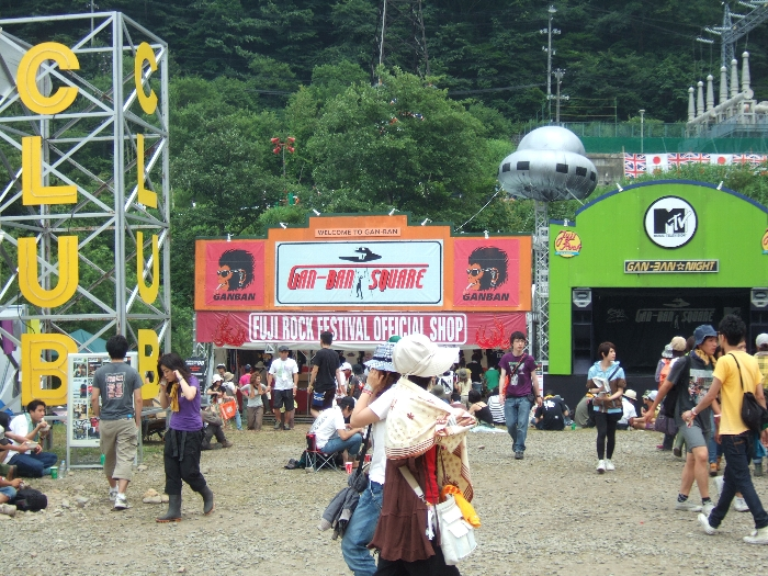 黄緑色の小屋がDJスペースになっています。