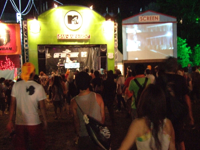 隣のスクリーンにDJの演奏がそのまま映し出されています。 