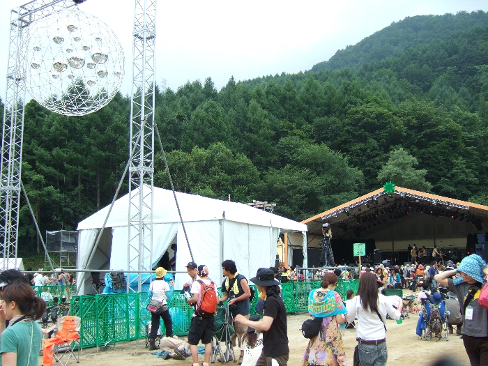 ミラーボールは毎年どこかに設置されています。 