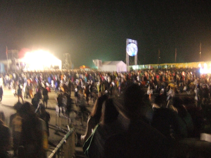 オレンジコートでは金曜の夜から土曜の朝にかけてオールナイトのハウスライブ（レイブ）が行われます。 