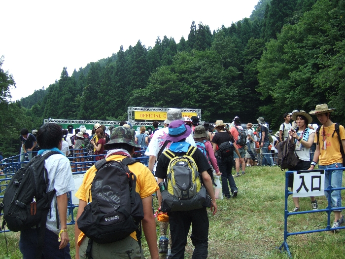 長蛇の列ができているときの売り場。長いときは2時間ほど並ぶのでアーティストをひとつあきらめることになります。 