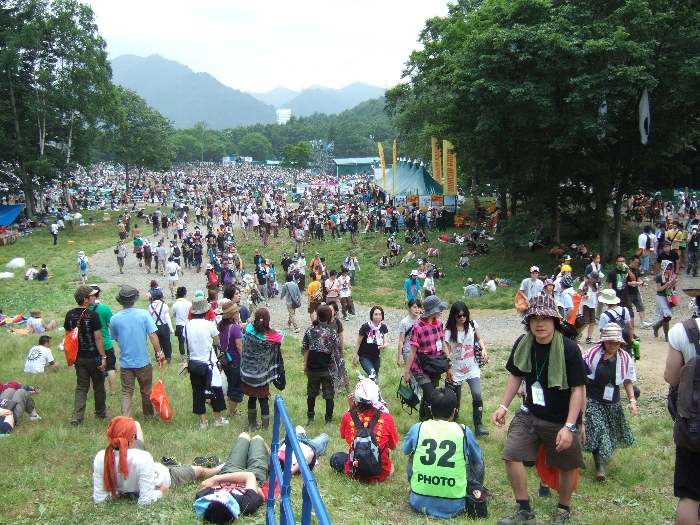 オフィシャルグッズ売り場から見たグリーンステージ方面。 