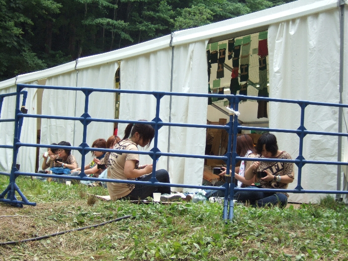 売り場の裏で食事を取る売り子さん。 