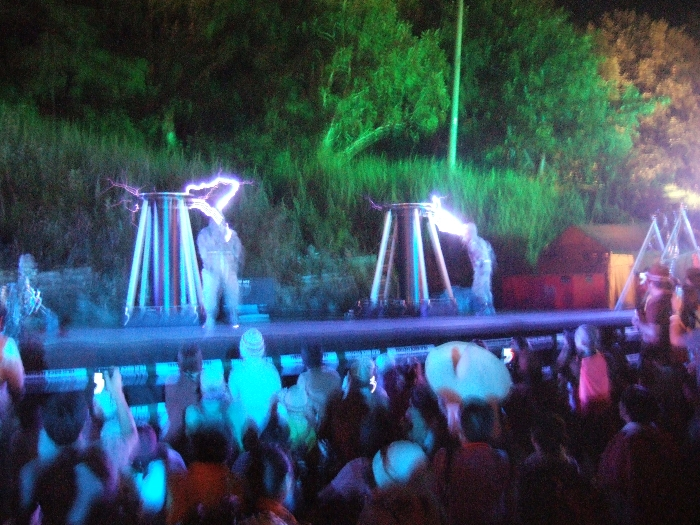 放電される電気をバチバチいわせながら動き回る2人。 