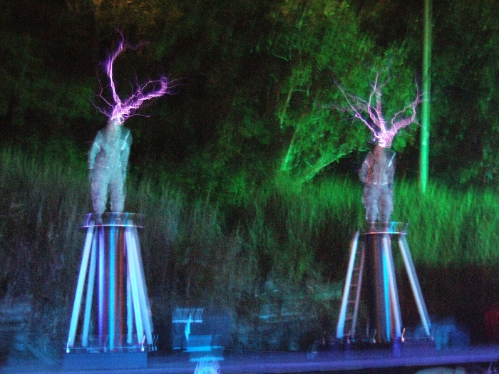 頭から電気を放射。台で光っているのは蛍光灯です。 