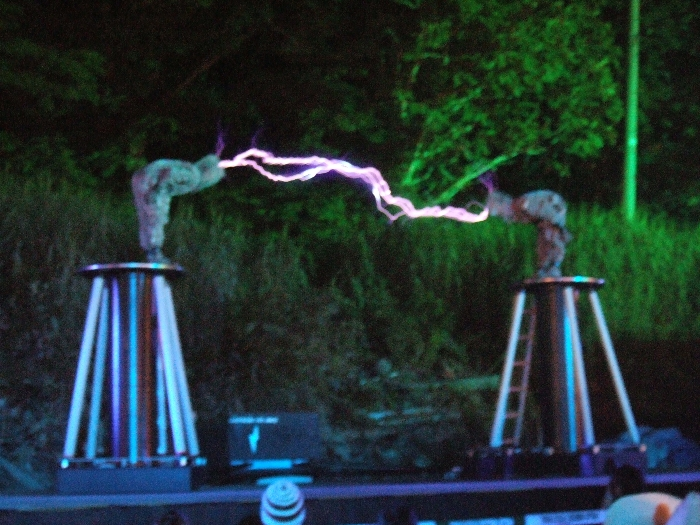 頭で電流がつながります。 