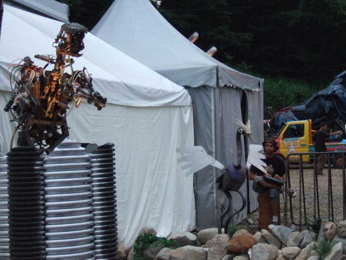 橋の隣で動いているロボット。奥の男性が操作していました。 