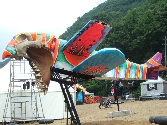 前方がサメの骨になっている複葉機。 