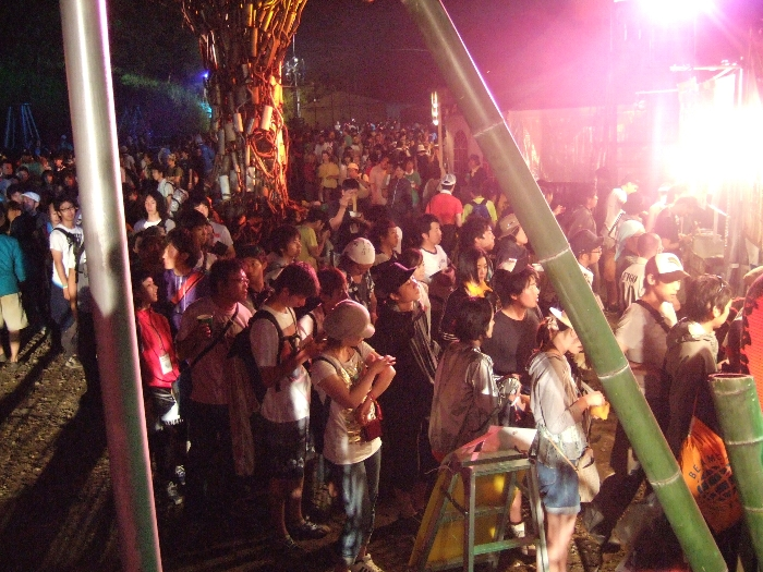 夜のラーメン屋等に並ぶ人たち。 