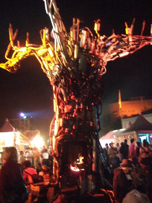 これも毎年設置されているマフラーの暖炉。 