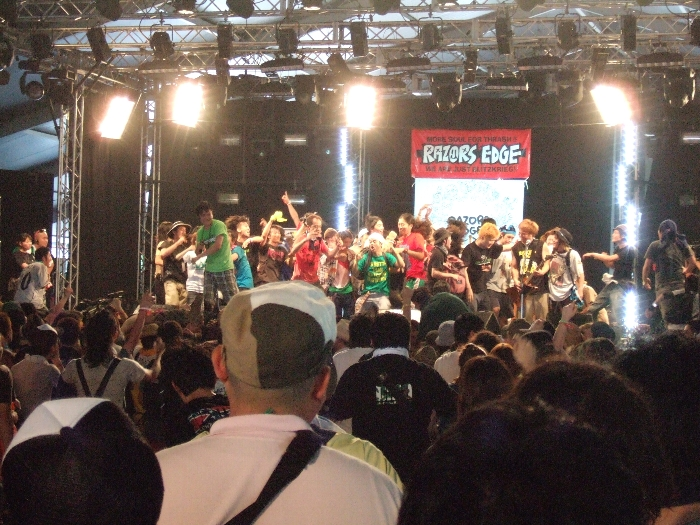 ステージ上に観客が上がっています。 