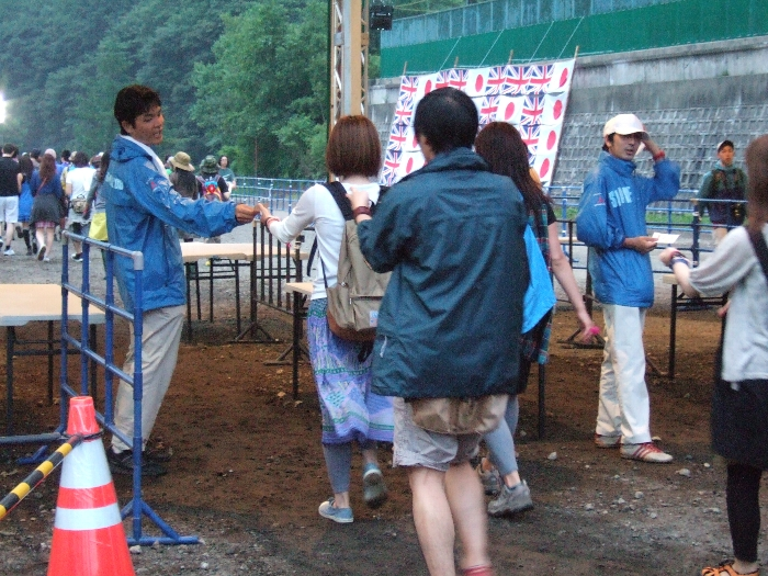 入場ゲートを通過しますが、チケットなしで入れます。 