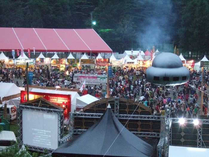 午後6時半ごろ。煙が上がっているのは金六イレブンのもち豚の店です。 