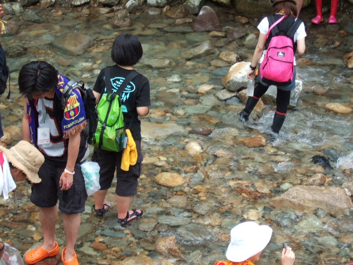 はだしで入れば気持ちいいでしょう。 