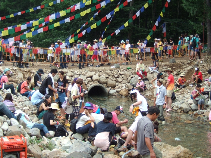 ところ天国とホワイトステージの間に架かる仮設橋。本来は橋らしきものは何もありません。 