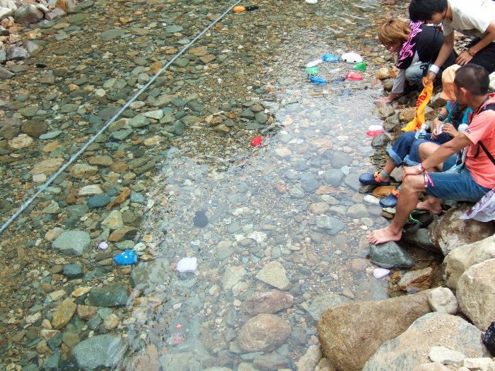 色つきの石がいたるところにあります。 