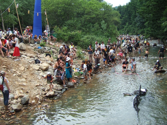 上流側もかなり人がいます。 