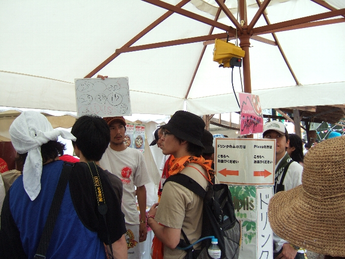 人気店らしく、メニューによって並ぶ場所が違います。 